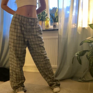 Gråa rutade kostym byxor storlek 48 - Raka, rutiga kostymbyxor köpta second hand. Ursprungligen ifrån H&M. Använda en eller två gånger.(Modellen på bilden har storlek 32 i vanliga fall)