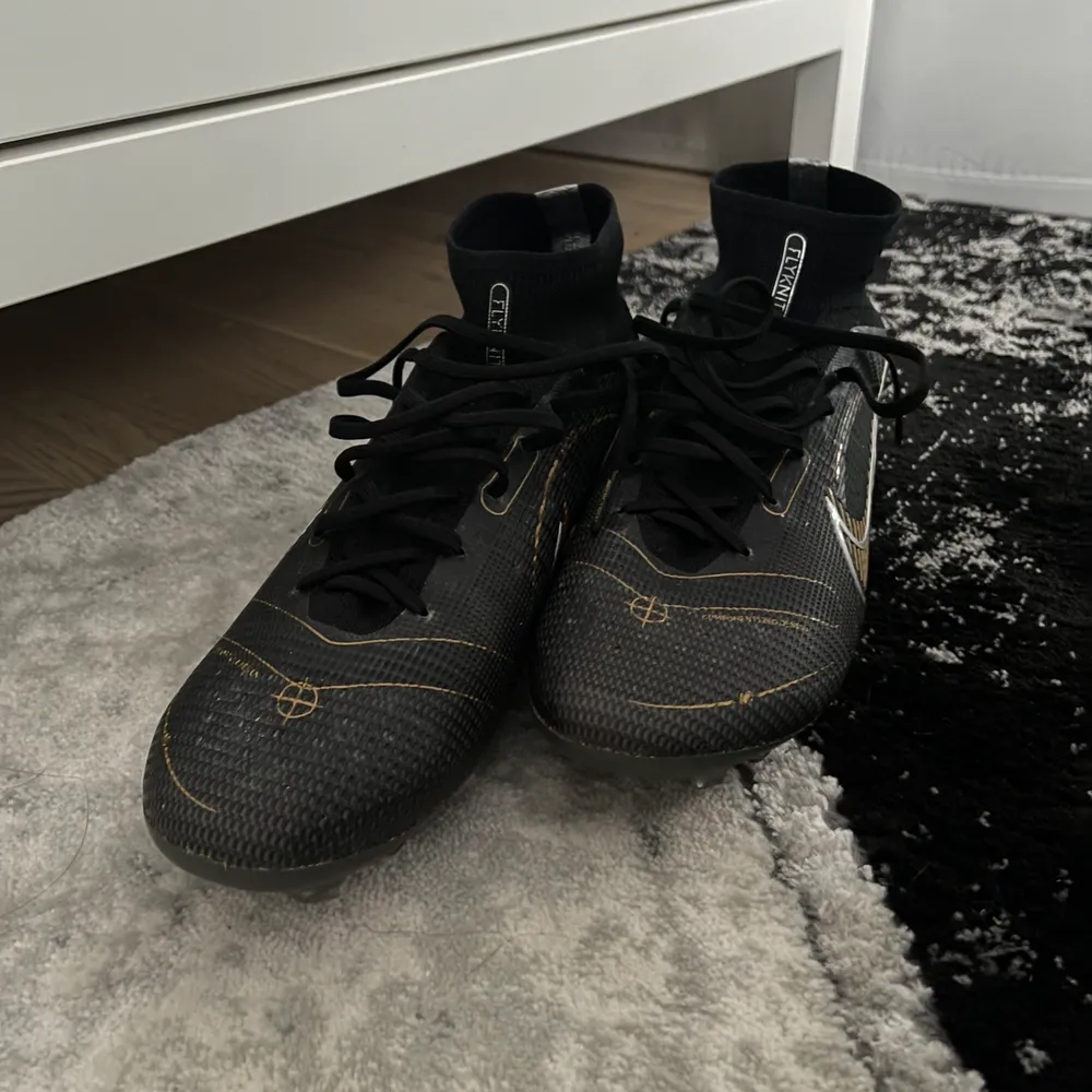 Dessa skor har använts på två träningar, så dessa Nike fotbollsskor är nästan helt nya och därmed priset. Undersulan är soft ground.  För mer info skriv till mig!  Mvh Casper   Nypris cirka 2300. Skor.