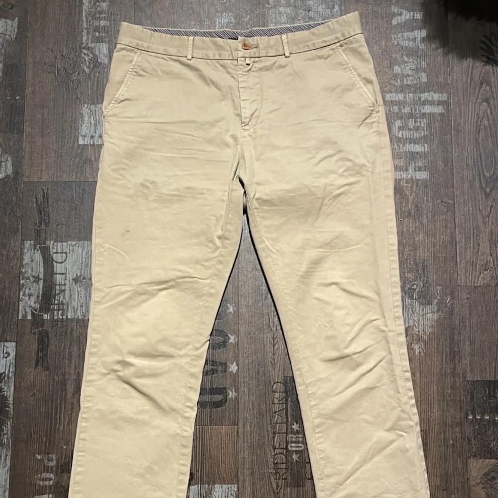 Beiga Gant chino byxor, Soho. Low Wait och narrow fit. Finns en fläck som knappast syns, annars bra skick. Kan skicka fler bilder vid intresse😊. Jeans & Byxor.