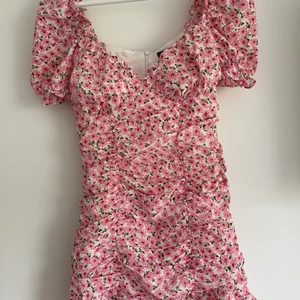 Klänning - Klänning ifrån SHEIN, endast testad. 