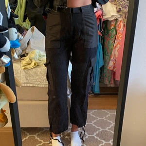 Cargopants från urban outfitters strl S - Superfina cargopants dock för korta för mig som ni kan se.. då är jag 171 cm lång! Så passar nog dig runt 160 cm :) 