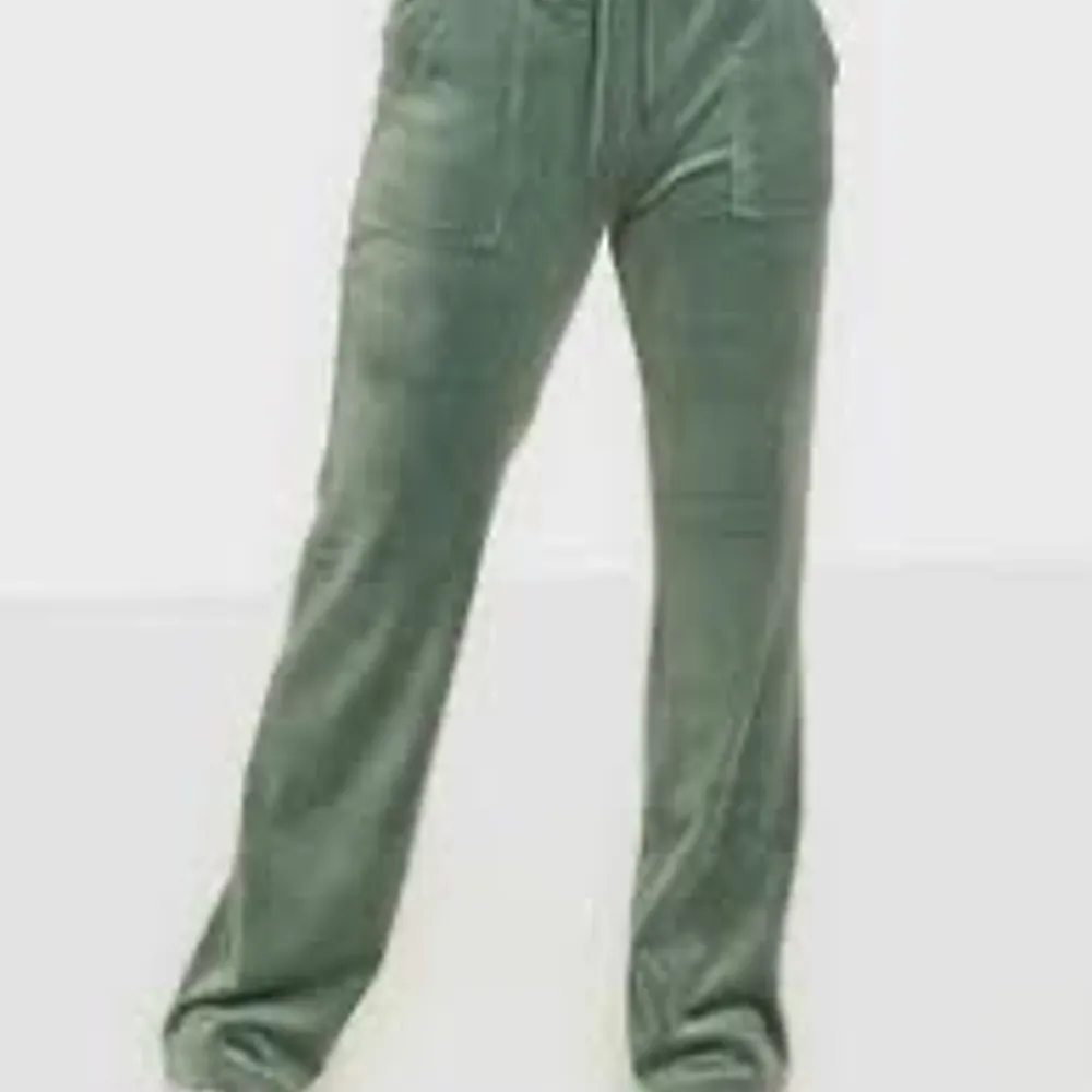 Hej! Jag söker ett par chinios gröna juicy byxor, helst i XS men S funkar!. Jeans & Byxor.