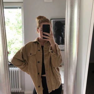 Beige Manchesterjacka - oversize manchesterjacka i strl xs (jag är s-m) i vanliga fall. Köpt på Zara. 