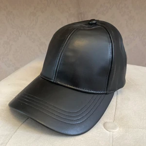 Läder keps  - Inte äkta läder, aldrig använd endast provad! 