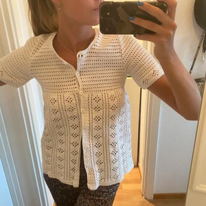 Virkad top  - Jätte fin egen virkad top som tyvärr är för liten för mig. Skulle säga att den passar xs - s beroende på om man vill ha den öppen eller stängd 🤍