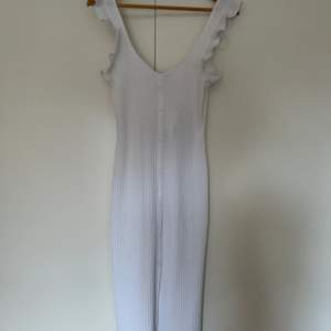 Jättefin vit klänning med volanger vid axlarna, lite genomskinlig men inte så farligt