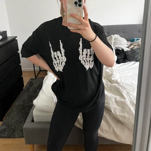 Svart T-shirt  - En svart oversized T-shirt i storlek S i fint skick. Oanvänd. 60kr + 49kr frakt🖤