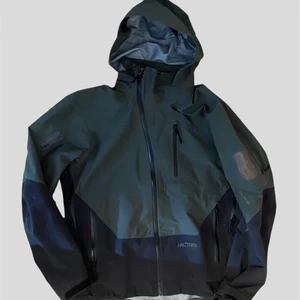 Vintage Arcteryx Sidewinder Jacka - Storlek Small | Skick - 9/10, inga hål eller fläckar | Fickor - 5 totalt, 4 på utsidan och en i insidan | Recco avalanche system på högra armen. (Skriv på dm om du har övriga frågor)