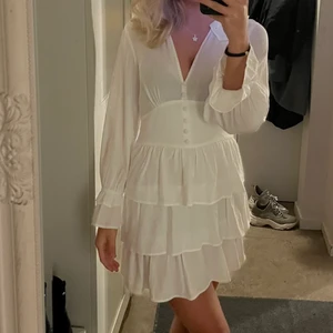 Zara  - Snygg vit klänning från zara helt oanvänd, säljer då den inte kommer till användning. Köpt för 499! 🤍🤍🤍