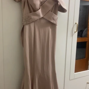 Festkläning  - Helt ny festkläning 