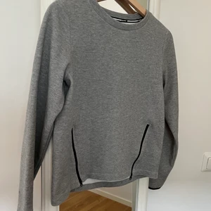 Soc tröja stl.36 - Träningströja från soc med dragkedjor. Använd ett fåtal gånger men är i bra skick.