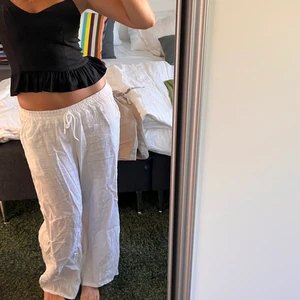 Vita linnebyxor - Vita linnebyxor från CL. Lite korta på mig som är 172. Kan bäras låg- eller högmidjat beroende på vad man önskar! Nypris 599kr