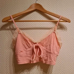 Rosa croptop/linne - Jättefint ljusrosa linne i storlek XS-S. säljer då den är för liten på mig. Använd endast ett fåtal gånger :)) Frakt tillkommer <33