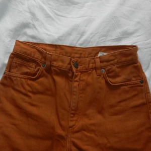 Monki jeans - Orange/rostfärgade jeans från monki i modellen Yoko! Aldrig använda så i mycket bra skick! Skriv för frågor eller fler bilder