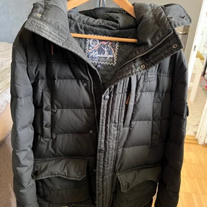 Tenson vinterjacka - Svart vinterjacka från tenson med massor av fickor. Den håller dig riktigt varm under vitten. Kan finnas nåt hål i fickorna men går att lösa. Du får även med pälsen. Storleken är medium.