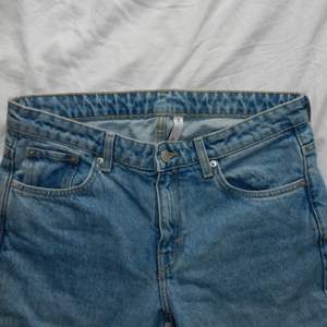 Ett par oanvända lågmidjade jeans från weekday i modellen Ray, köpta för 600! Skriv för frågor eller fler bilder🐋