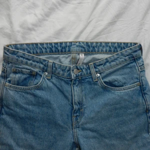 Lågmidjade jeans - Ett par oanvända lågmidjade jeans från weekday i modellen Ray, köpta för 600! Skriv för frågor eller fler bilder🐋
