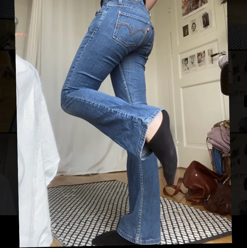 snygga lowrise levis jeans köpta i Paris💖 midjemåttet mätt rakt över är 39 cm, det står medium på jeansen men skulle tro att de även kan passa en stor XS, jag är 170 cm för referens & brukar ha 34-36! Bud är bindande!. Jeans & Byxor.