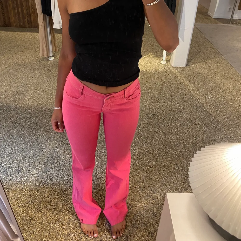Säljer ett par snygga rosa bootcut som är lågmidjade 💕 Kan gå ner i pris vid snabb affär! . Jeans & Byxor.