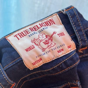 Vintage True Religion Jeans - Mörkblå jeans från True Religion 🌌 Passar både dam och herr ❤️‍🔥 Jättesnygga fickor och jeansmaterialet är riktigt mjukt och skönt 🌌 