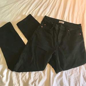 Ett par svarta jeans från Lindex i strl 34. Köpt på secondhand och är inte använda av mig. Bra kvalitet och stretchigt material, säljer då de är för små.
