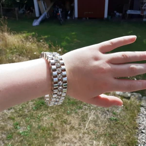 Silvrigt armband med diamanter  - Silvrigt armband med små söta diamanter. Fint och i bra skick. 