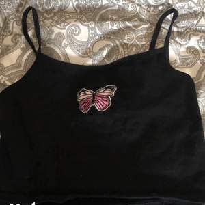 Ett jätte fint sommar linne med en fjäril på ! Bilderna är ifrån mitt gammla konto då det blev typ bort tagen eller nåt men KÖP INTE DIREKT !!  Kontakta mig vid intresse  STORLEK:xs  FRÅN: new yorker fb sister 