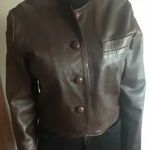 Äkta brun skinnjacka vintage. - Läcker skinnjacka i kortare modell med klädda knappar från tidigt 80-talet. 