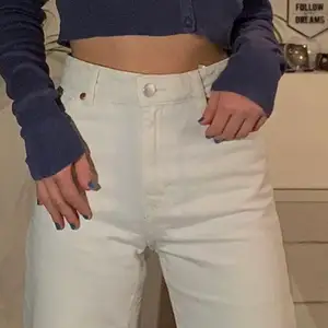 Super snygga jeans i en vit bege färg, från Monki i storlek 24. 