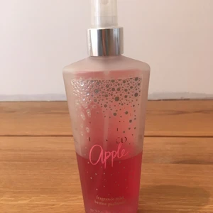 Doft mist - En mist som innan var 250 ml men nu är mindre än helften men doftar mycket gott. Jag skulle säga att den doftar rött äpple, mycket friskt och lite blommigt och lite sött. Flaskan i sig är lite sliten men inehållet är bra :) 