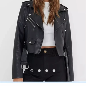 Skinnjacka - Säljer denna snygga skinnjackan från Asos i storlek L men passar mig som oftast är en S.