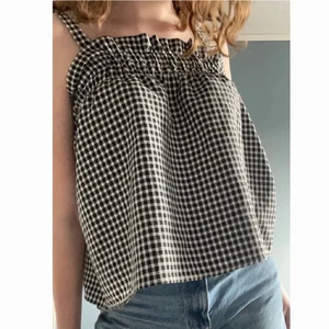 Rutig knyttopp - Säljer denna somriga topp. Om fler är intresserade startar jag budgivning. Första bilden är lånad 