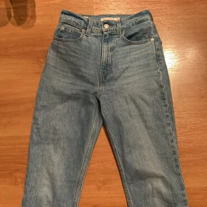 Levis 70s high slim straight - Säljer mina Levis byxor som är endast testade 3/4 gånger, säljer dem då de blivit för små för mig. Köpte dem för 1300 och då de är så pass nya, säljer jag dem för 1000!❤️‍🩹 storleken på dem är w24 l31 men passar en S, storleksmässigt!!