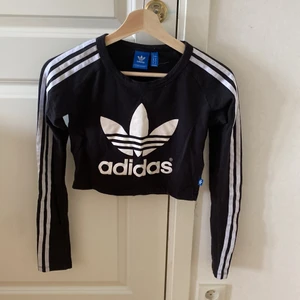 Svart Adidas tröja st dam 34 - Svart Adidas tröja i användt skick