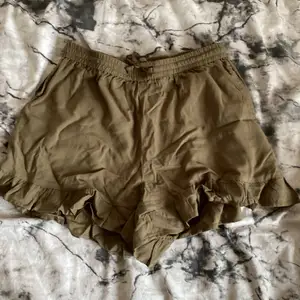 Säljer ett par sköna gröna shorts! Stolek 158, XXS💓