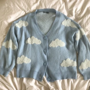 Stickad blå kofta med moln - Använd 1 gång.