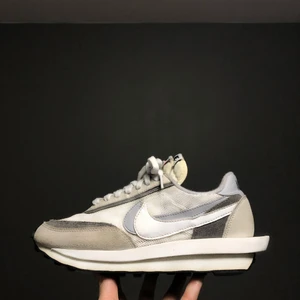 Nike sacai ld waffle summit white - Storlek 42, used, No og. Söker trades eller sälja! Skriv ett meddelande vid fundering