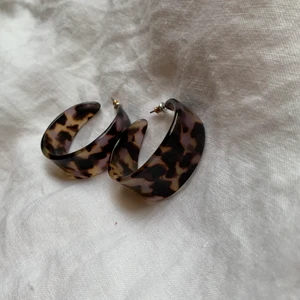 Örhängen - Ascoola örhängen med leopardmönster! Typ helt oanvända 
