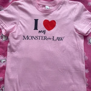 i ❤️ my monster in law tröja - köpt några år sen men tyvärr aldrig använd, råkade komma lite blå färg på framsidan men inget som syns om man inte tänker på det!! 