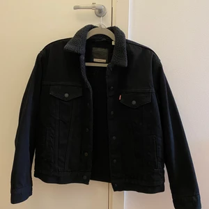 Levis jacka - Jacka med teddymaterial inuti, superskön och snygg. Använd max fem gånger så i nyskick. Minns inte nypris men runt 1000-1500kr. Passar xs-m, jag brukar ha S och den passar bra! Köparen står för frakt🥰