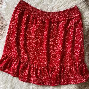 Söt kjol från Holly & Whyte by Lindex. Strl S, men passar även på M ✨