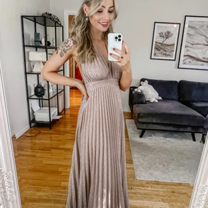 Goddiva Deep V Neck Dress - Långklänning med urringning fram + öppen rygg från Goddiva i modellen Deep V Neck Glitter Blush. Storlek XS. Använd en gång på ett bröllop, så sliten i nedre kant på insidan men inget som syns när man har den på sig (kan skicka bilder). Nypris 1 299 kr.