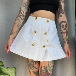 Maritim minikjole - 🧡 RESERVERAD 🧡 • Vit minikjol i maritim stil • Lite använd, jättebra skick! Kvalitetsmaterial med fina detaljer som, guld knappar, fold och mönster på tyget.