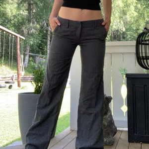 Lågmidjade byxor - Säljer dessa snygga lågmidjade byxor med raka ben. st 36. För referens så är jag 169cm lång. Pm för frågor eller mer bilder. Frakt!