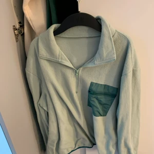 Shein - Säljer denna sweatshirten från shein som är använd 1 gång och är jätte fin och mjuk ganska tunn men går bra att ha på vinter också. Storlek S passar XS-M skulle jag säga💓