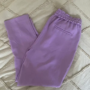 Byxor - Lila byxor från Zara. Storlek M 💜