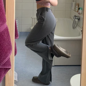 Kostymbyxor  - Grå kostymbyxor från NA-KD. Stl 34. 