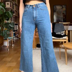 Knappt använda jeans från Rodebjer, nypris 1700 kr ☀️ Byxbenen är avklippta, annars inga anmärkningar!  Storlek 27 Kan mötas upp i Uppsala, annars står du för frakten ✌️💞