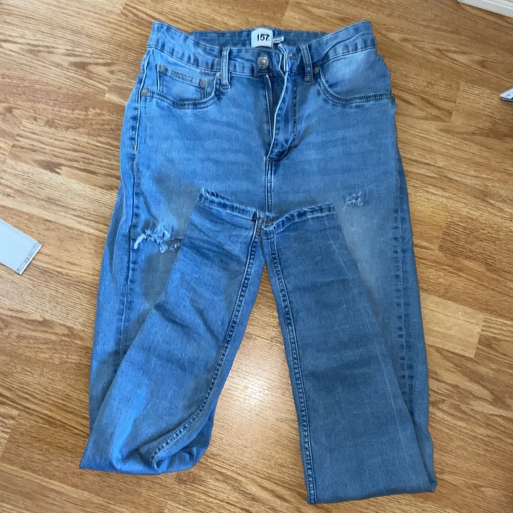 Säljer dessa skinny jeans då de inte är min stil längre. Extremt stretchigt material, så den passar både S, M & L. Nyskick, använda några gånger.. Jeans & Byxor.