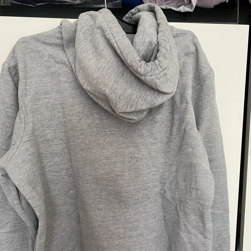 En använd hoodie från pull&bear men den är inte trasig någonstans, jätte skön! . Tröjor & Koftor.